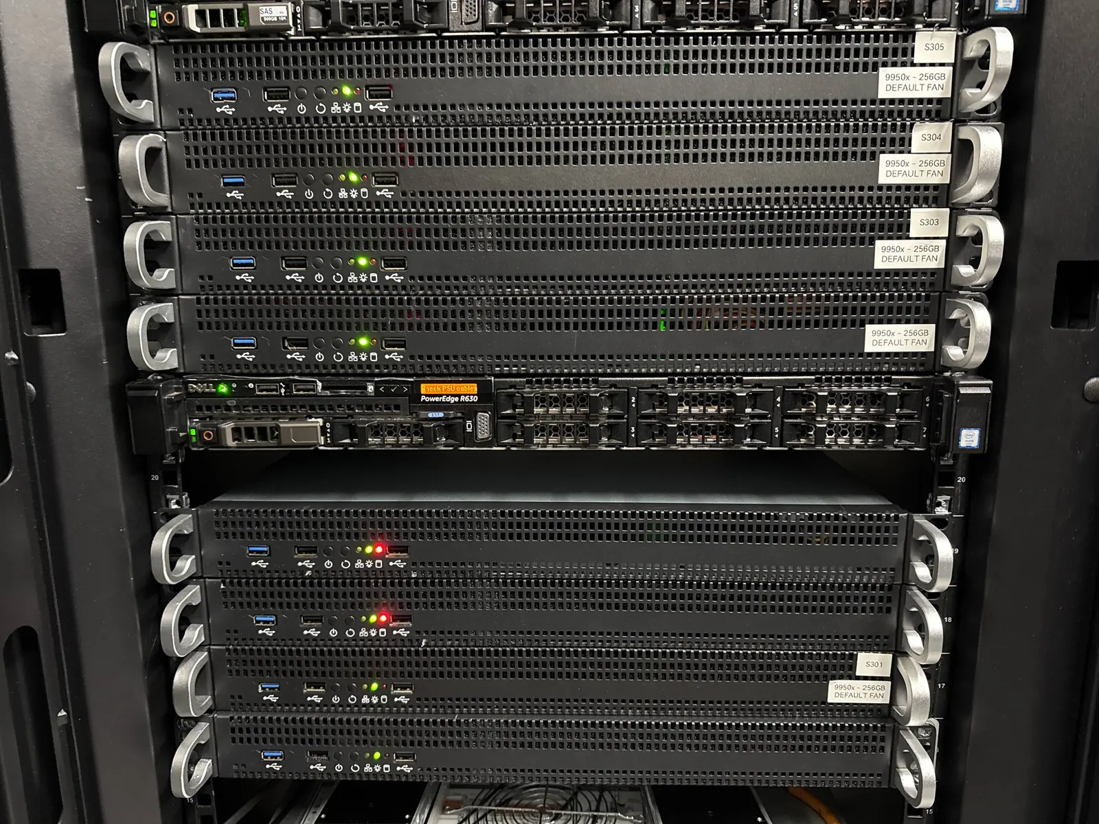 Rack de servidores AMD Ryzen 9 9950X con 256 GB en nuestro datacenter de Madrid